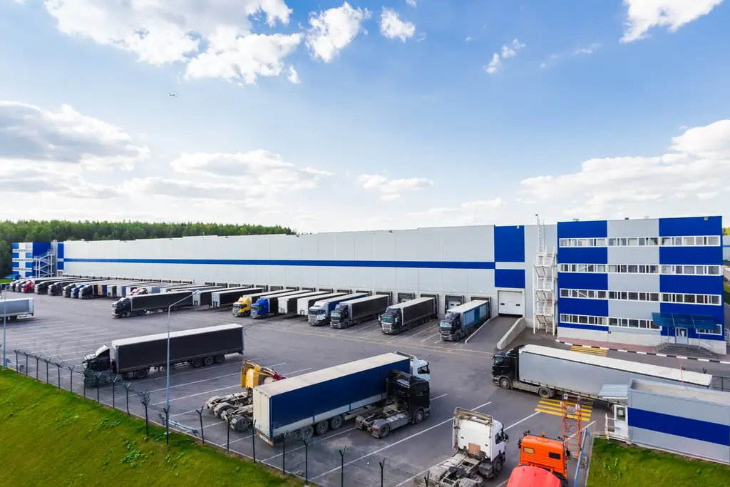 Centrum logistyczne z ciężarówkami przy dokach przeładunkowych
